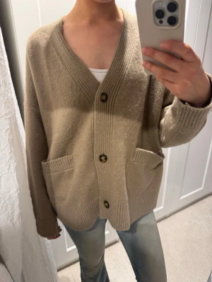 Kofta brun med knappar  - Superfin och skön kofta som aldrig använts från MONKI. 