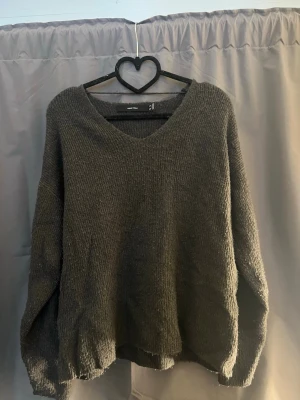 Mörkgrå stickad tröja - Mysig mörkgrå stickad tröja med v-ringning! Jätte skön! Passar xs-M 