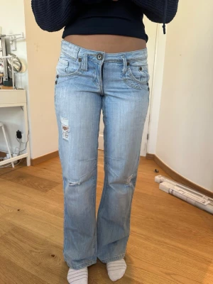 Snygga lågmidjade jeans med slitning - Så coola! Innerbenslängd: 78cm Midjemått rakt över: 38cm