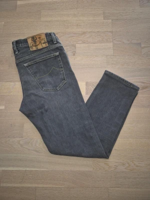 Jacob Cohen jeans - Säljer dessa sjukt snygga jacob cohen jeans som är inte användna alls! Dem är i färgen grå och kostar nytt 5300 kronor! Men jag säljer mina för 900! Storlek 32 med längden 93 cm. Öppen för frågor!