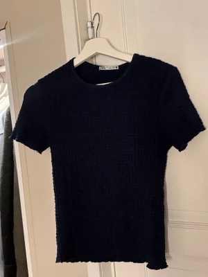 Mörkblå topp från Zara - Supersnygg mörkblå t-shirt/topp från Zara med strukturerad yta. Skriv vid frågor💕