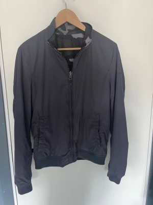 Woolrich windbraker - Säljer en woolrich windbraker i storlek S och mycket fint skick. Perfekt till våren. Den går även att vända ut och in så den kan vara antingen grå camoflauge eller helgrå. Skriv vid frågor!