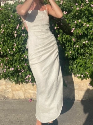 Linneklänning  - Linneklänning med öppen rygg & slits från NA-KD. Använd 2 gånger därmed superfint skick!🤍 Jag är 178 för referens!