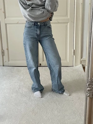 Ljusblå raka jeans - Säljer dessa jeans från Amisu i storlek 36! Är i väldigt bra skick! 