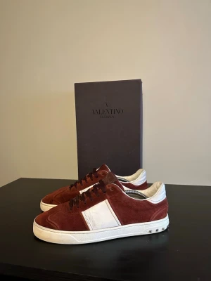 Vinröda valentino flycrews - Flycrews i riktigt bra skick || Saknar 2 nitar på högra skon. Storlek 43 (28cm innermått)||Extremt sällsyn färg 🍷||Fraktar inom 24h📬📦Priset kan diskuteras vid snabb affär!😁