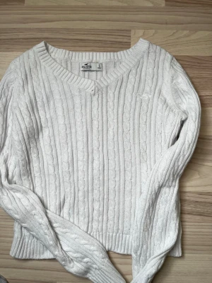 Hollister tröja - Jätte fin hollister tröja💗bra skick och har inga hål men har 2 fläckar, ena vid nacken som man inte alls tänker på och andra vid bakom armen💗