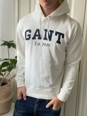 Gant hoodie  - Gant hoodie, Inga defekter! Modellen i bilderna är 180 cm 75 kg och bär Storlek M , Kom med frågor! 🌟 (Kan gå ned i pris vid köp av paket 😉) 