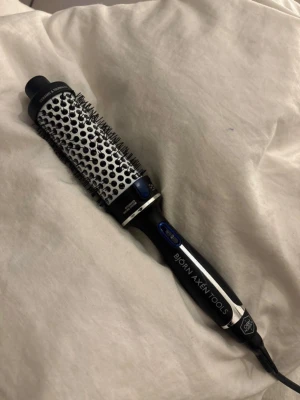 Björn Axén värmeborste 38mm - Säljer min Björn Axén värmeborste. Den är 38mm och knappt använd, perfekt för att styla och forma håret med volym och glans!🥰Nypris 799kr