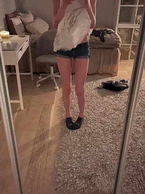 Mörkblå denimshorts med låg midja - Säljer ett par mörkblå denimshorts med låg . Köpte ett par byxor som är Viborg och sen klippte jag av de och blev snygga! Perfekta till sommaren och lätta att matcha med olika toppar. Snygg och enkel design som passar till det mesta. 