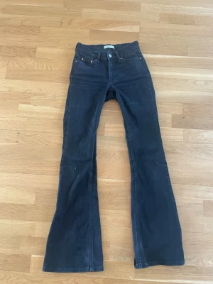 Svarta bootcut jeans  - Säljer ett par svarta bootcut jeans. Från Gina tricot i storlek 32.