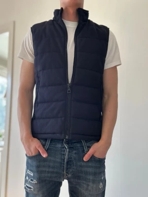 Mörkblå Zara Väst - Tjena 👋! Säljer denna asfeta tygvästen från Zara i storlek S. Passar perfekt nu till våren och sommaren. Unik och sticker ut lagom mycket för dig som har öga för kläder. Små tecken på användning men superfint skick. Släng iväg ett pm så kan pris diskuteras! /TA