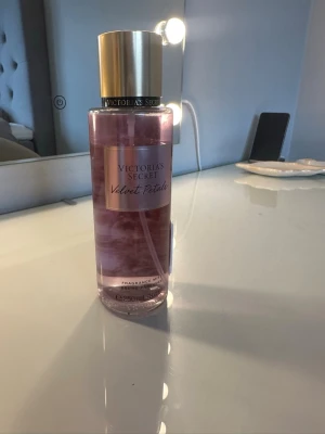 Victoria's Secret Velvet Petals mist - Säljer en parfym ifrån Victoria secret i doften velvet petals. Den är öppnad och använd lite💗