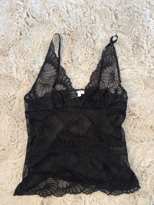 Svart spetslinne från Saint Tropez - Säljer min spets topp från Saint Tropez i storlek M! Jättefin och använd fåtals gånger men inga tecken på användning! 😍 