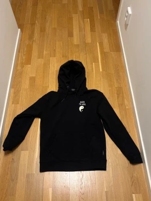 Grisch hoodie - Svart hoodie från scotch and soda med tryck på ryggen. Hoodien är i storleken S och har inga fel. Kontakta mig för mer information!