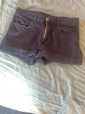 Svarta shorts - Säljer nu ett par svarta shorts med guld gilf från hm. Jag skulle säga att storleken är s. Inget fel på dom helt som nya.