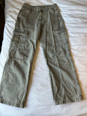 Gråa cargojeans raka ben från HM - Snygga gråa cargojeans med raka ben och stora sidofickor. Bortklipp lapp så storlek står inte, men troligtvis storlek M. Änvaönda ett fåtal gånger utan defekter. 