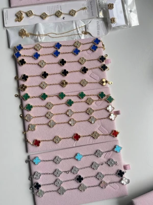 Köp 3 betala för 2, fyrklöverarmband hypoallergenic, guldpläterade  - Hög kvalitet 18cm