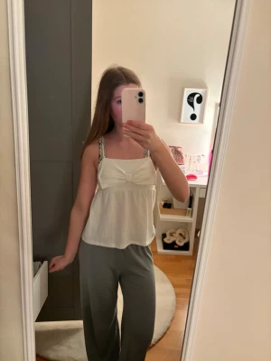 Vit linne med rosett  - Säljer ett vitt linne med en söt rosett där framme. Jag tycker denna tröjan är jättesöt men använder däremot inte den längre. Priset kan diskuteras ❣️