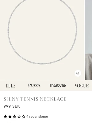Shiny Tennis Halsband i silver Mockberg - Nypris ca 1000 kr. Ett stilrent och glittrande tennis-halsband i silverfärg med små gnistrande stenar längs hela kedjan. Halsbandet har en klassisk, tunn och rund form som ger en elegant look. Perfekt för dig som gillar minimalistiska och trendiga smycken.