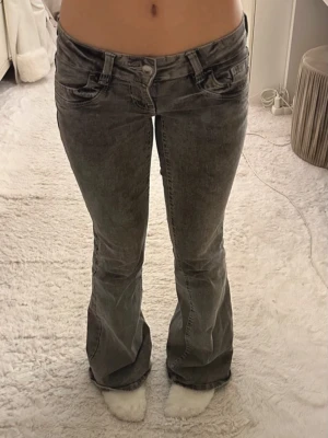 Mörkgrå lågmidjade jeans - Supersnygga bootcut jeans från Gina Young i storlek 158. Aldrig använda, ligger kvar i orginalförpackning! Säljer även likadan med i storlek XS från Gina Young!☺️💗