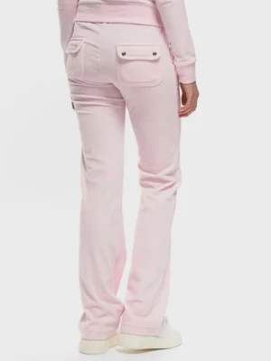 Ljusrosa mjukisbyxor Juicy Couture - Säljer ett par ljusrosa mjukisbyxor från Juicy Couture i mjuk velour. Byxorna har raka ben, fickor bak med lock och knappar samt broderad JC-logga framtill. Perfekta för en chill och trendig look.