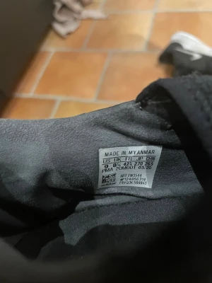 Svarta Adidas inomhusfotbollsskor - Säljer ett par svarta Adidas inomhusfotbollsskor. Använda under 2 vinter säsongar då jag tränar inomhus i skolan men ska nu ta studenten så behöver inte dem längre. Pris kan absolut diskuteras och vid snabb affär är jag villig att gå ner i pris.