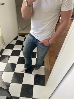 Levis 511  - Tja säljer ett par snygga blåa Levis 511 med sjuk tvätt. Jeansen är i storlek 32:34 men uppsydda så de sitter 30 i längd. Vid frågor eller funderingar skriv. 