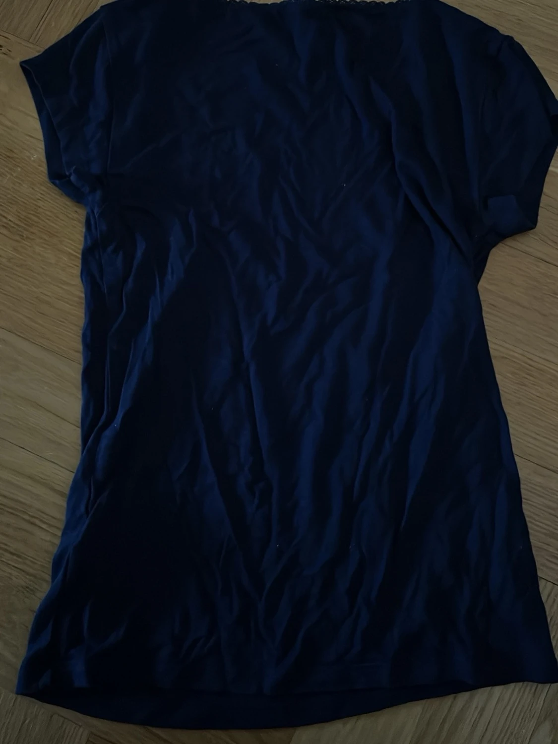 Mörkblå v-ringad topp med spets detaljer  - 1