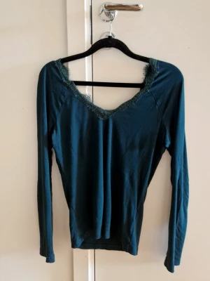 Mörkgrön spetstopp - Bra skick, spetsen behöver bara strykas lite.