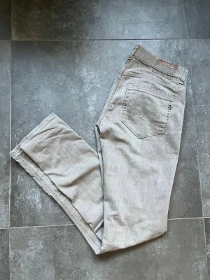 Dondup jeans  - Tjena, säljer nu dessa riktigt snygga och populära dondup jeansen, har för mig att de är George fast den lilla svarta lappen har åkt av, de har även lossnat några få stygn där bak vid fickan, modellen på bilden är 180 cm och väger 65 kg, hör av er vid frågor och funderingar🙌🤝