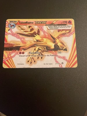 Pokémonkort Talonflame BREAK - Unikt Talonflame BREAK-kort från Pokémon TCG med guldfärgad design och eltema. Kortet har HP 170 och attacken FlareBlitz. Framsidan har blixtar och Talonflame i metallic guld, baksidan är klassiskt blå med Pokéball. Perfekt för samlare eller duellspel.