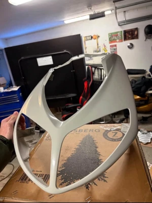 Vit kåpa till peugeot speedfight 2 - Säljer en vit kåpa till moped eller scooter. Kåpan är tillverkad i plast och har en modern, rundad form med stora öppningar framtill. Perfekt för dig som vill byta ut eller uppgradera din nuvarande kåpa.