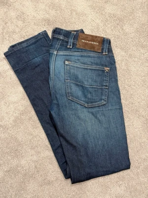 Tramarossa jeans - Säljer dessa feta jeans ifrån tramarossa, modell Leonardo. Storlek w29. Ända flawet är längst ner (se sista bilden).