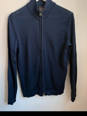 Marinblå ziptröja Oscar Jacobson - Snygg marinblå tröja från Oscar Jacobson. Endast testad 1 gång. Hör av dig vid frågor.