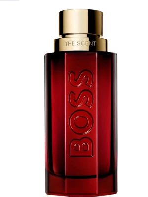 BOSS The Scent röd parfymflaska - Elegant parfymflaska från BOSS i en djup röd färg med guldigt lock. Flaskan har en modern, kantig form och texten 'BOSS' i relief på framsidan. Materialet är glas och locket i metall ger en lyxig känsla. Perfekt för dig som gillar stilrena och exklusiva dofter.