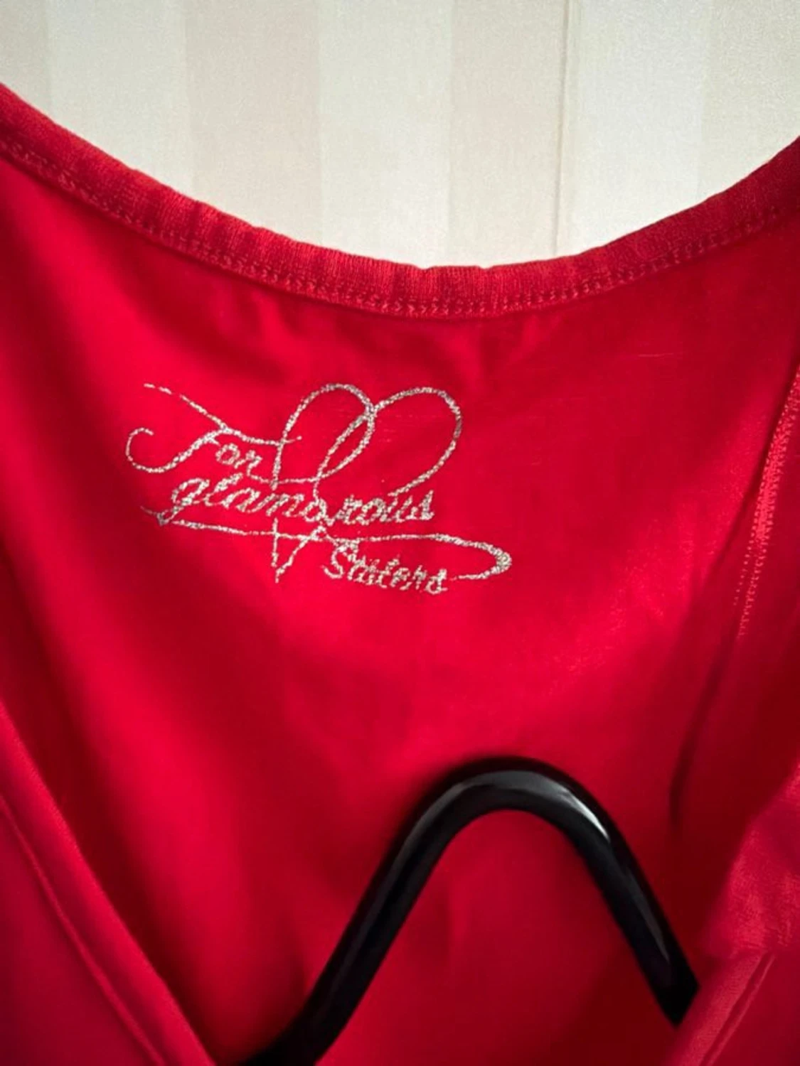 Röd linnetopp med dekorativ brosch - 4