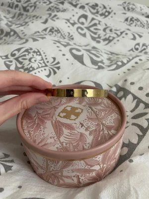 Guldigt armband Edblad  - Snyggt och stilrent armband från Edblad i guldfärgad metall. Armbandet är stelt och har ingraverade bokstäver runt om. 