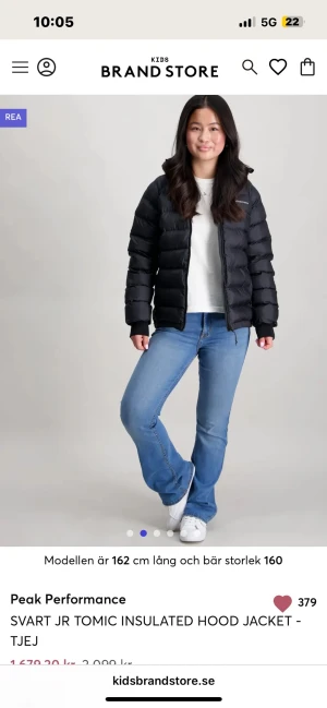 Svart dunjacka från Peak Performance - Säljer en svart dunjacka från Peak Performance med huva och dragkedja framtill. Jackan har en puffig design, två sidofickor med dragkedja och diskret logga på bröstet. Perfekt för kalla vinterdagar och riktigt snygg till jeans eller andra byxor.