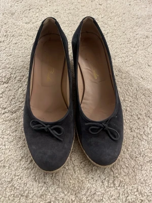 Mörkblåa ballerinaskor med klack - Snygga svarta ballerinaskor med klack. 4 cm hög klack.