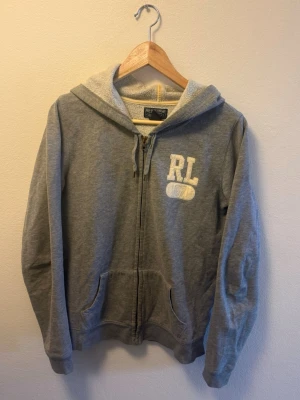 Vintage RalphLauren PoloJeans Hoodie - Tjena! Säljer denna riktigt feta RalphLauren hoodien, Fint skick, Storlek M, hör av dig vid funderingar!🙌