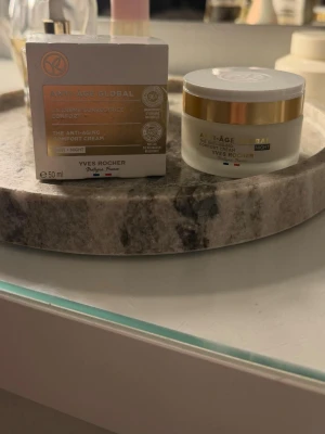 Yves Rocher Anti-Âge Global nattkräm 50 ml  - Säljer en Yves Rocher Anti-Âge Global nattkräm (Anti-Aging Comfort Cream). Det är en rik och återfuktande anti-age kräm som arbetar under natten för att ge huden näring, komfort och en jämnare känsla. Passar särskilt bra för dig som vill vårda huden på djupet och vakna med en mjukare och mer återfuktad hud. Har två stycken kan köpas tillsammans eller separat. Innehåller 50 ml💗