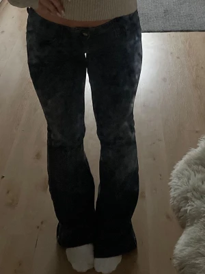 Gråa  bootcut jeans - Weekday/cheap Monday jeans i gråa! Så snygga 