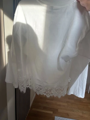 Tröja med spets - Jätte fin tröja 