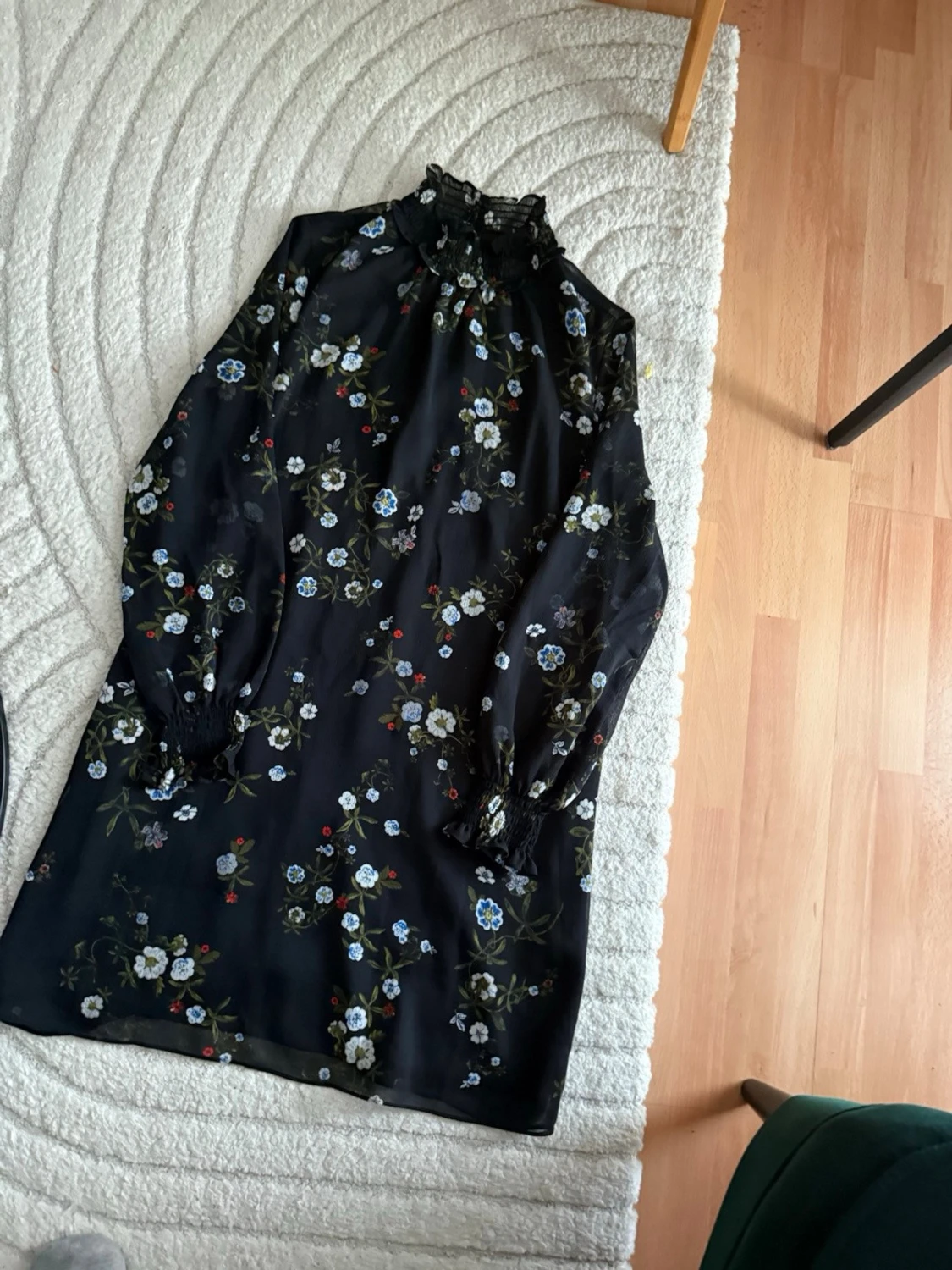 Svart blommig klänning med spets - 4