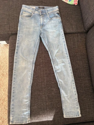 Replay jeans - Tjena säljer dessa riktigt snygga Replay jeansen. Jeansen är i bra skick men har en lite defekt vid gylfen (se på bilden) Det är bara skriva om ni har några fundering 😁👍👍