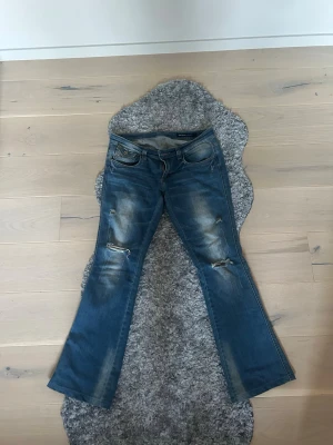 Bootcut jeans  - Jättefina bootcut jeans med slitningar från Miss Sixty💞 strl 29 
