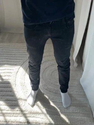 Svarta slim fit jeans från Replay - Säljer ett par svarta slim fit jeans från Replay.