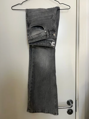Bootcut jeans lager 157 - Använt 1 gång, kommer inte till användning. Short lenght 
