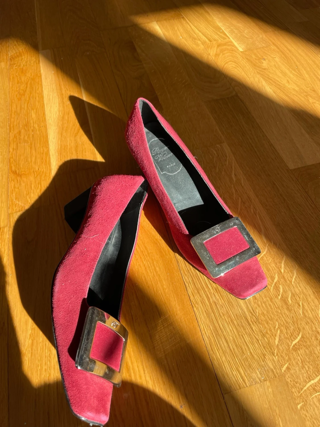 Roger Viver Vinröda mockapumps med fyrkantig detalj - 2
