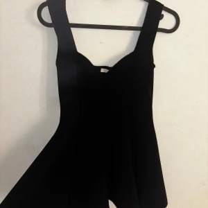 Svart topp som är utsvängd - Snygg svart topp 